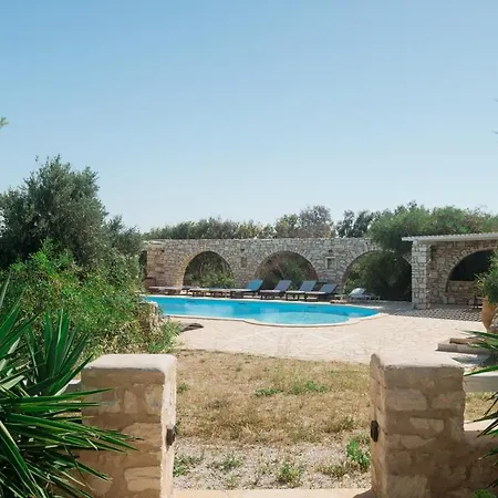 Daire Chic With Pool, 5-min Walk To